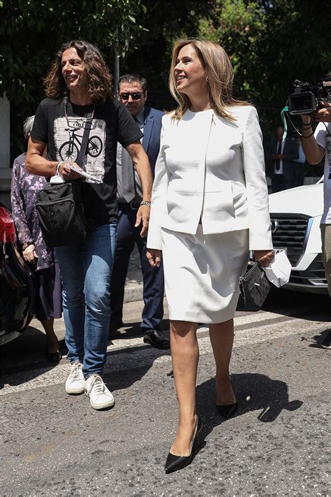 «παιξτε μπαλα» με τους σταύρο σβήγκο, γιώργο λέντζα, νικόλα ράπτη, χάρη νταρζάνο. Ορκωμοσία των νέων υπουργών: Τα λευκά της Ζωής Ράπτη, οι ...