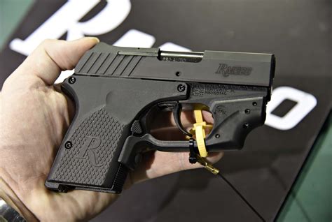 Pistola tascabile Remington RM380: una piccola semiauto nera dal grande ...