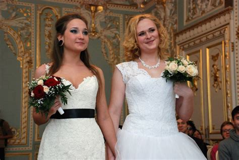 Russian Lawmakers Propose Banning Marriages For Trans People