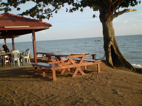 Langs de manier pengkalan balak, zijn er weinig boxen zodat kan de toerist voedsel en dranken krijgen. Pantai Suria Chalet