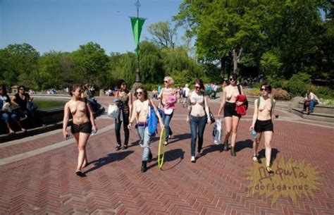 画像ニューヨークの街中がもはやヌーディストビーチ上半身裸の女性たちが次々と ポッカキット