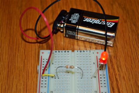Easy Led Circuit Make A Simple Circuit That Makes A Led Light Up