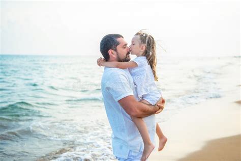 Abrazos Suaves Y Un Beso En El Mar Amante Padre E Hija En La Costa Del