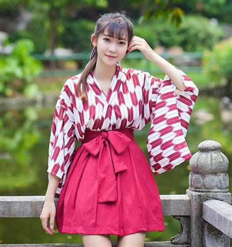 Tanah amat utama khususnya bagi manusia sebab keseharian manusia berada diatasnya. Baju Tradisional Cina Lelaki - Rumah Adat Indonesia
