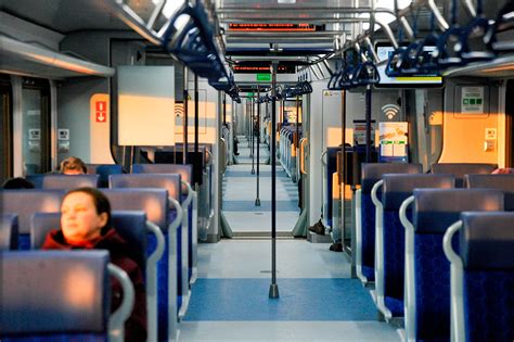 Staf kbri moskow dan pelajar sekolah indonesia moskow turut berpakaian batik di hari batik nasional pada rabu, 2 oktober 2019. Hemat Waktu dan Biaya, Jalur Baru KRL Komuter Moskow ...