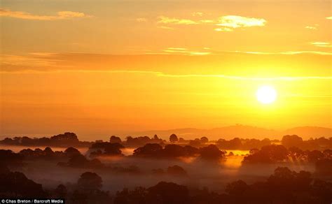 4.9 / 5 16 мнений. UK weather shows autumn sun shining down on Britain as ...