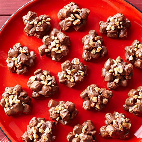 This is an awesome collection of christmas/holiday favorites, from if you're a new cook, the book begins with instructions and baking tips and storing tips, including how to safely mail cookies as gifts without them crumbling. 100 Best Christmas Cookies EVER | Better Homes & Gardens