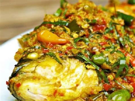 Celupkan ikan ke dalam larutan tepung terigu. Resep Ikan Mas Goreng Bumbu Kuning Asam Pedas Spesial ...