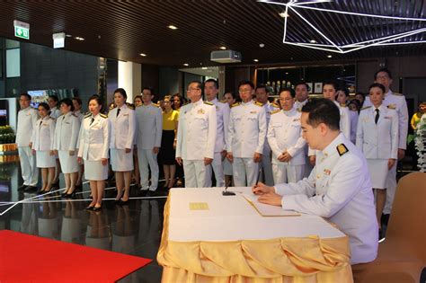 ในหลวง พระราชินีเสด็จออกสีหบัญชร ประชาชนเปล่งเสียงถวายพระพร ทรงพระเจริญ ดังกึกก้อง ธพส. ร่วมลงนามถวายสัตย์ปฏิญาณเพื่อเป็นพนักงานรัฐวิสาหกิจ ...
