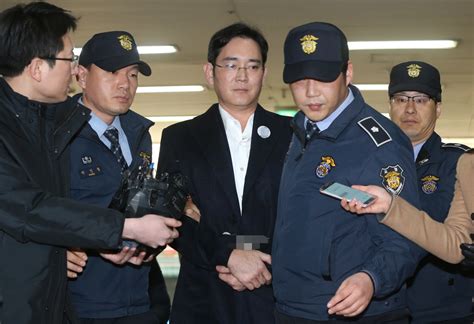 어떻게든 구속 수사를 피하기 위해, 선경은 매니저에게 뭐든지 따르겠다고 약속하고 만다. 이재용, 구속 뒤 특검 첫 출석…'박대통령 3회 독대' 집중조사 ...