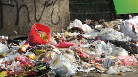 Lương thần mỹ cảnh hảo thời quang. Rác thải ngổn ngang khắp ngõ ngách Thủ đô | baotintuc.vn