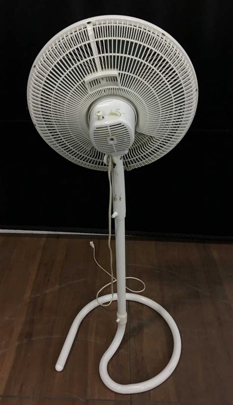 Lot Holmes Oscillating Stand Fan