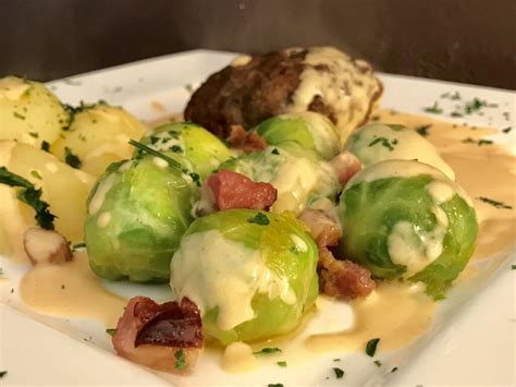 Rosenkohl mit Speck und Käse Soße