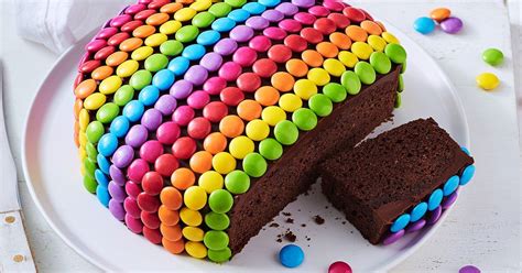 The luscious taste of chocolate cake will make your loved ones go crazy. Smarties chocolate cake