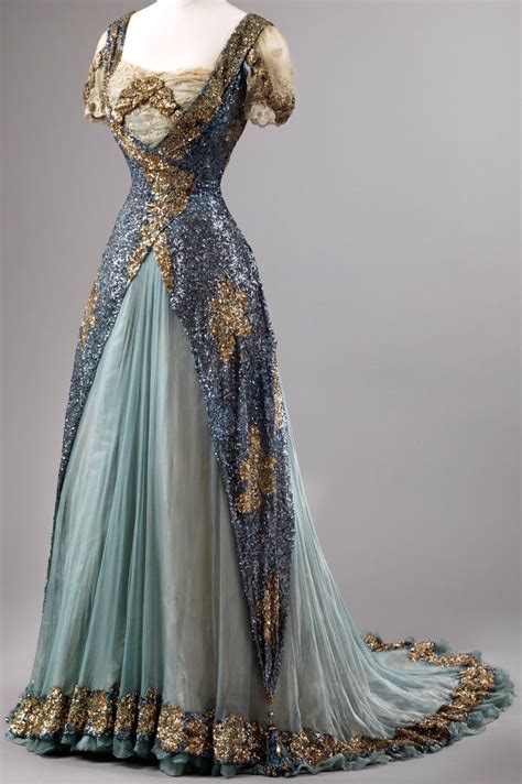Voir plus d'idées sur le thème époque victorienne, victorien, style édouardien. Robe de Soirée - Dentelle et Sesuins Bleu et Doré - 1905 ...