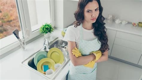 Man Calls Wife Lazy Says She Doesn T Even Know How To Wash A Dish