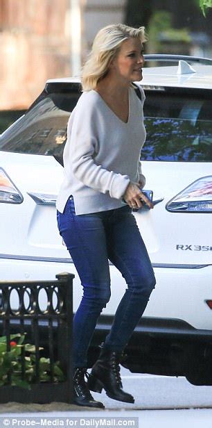 Megyn Kelly Returns Home In Jeans And A V Neck Sweater Daily Mail Online