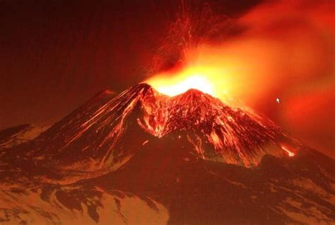 Una pioggia di cenere, ma anche alcune pietre di circa un. Eruzione dell'Etna, boati fortissimi nella notte ...