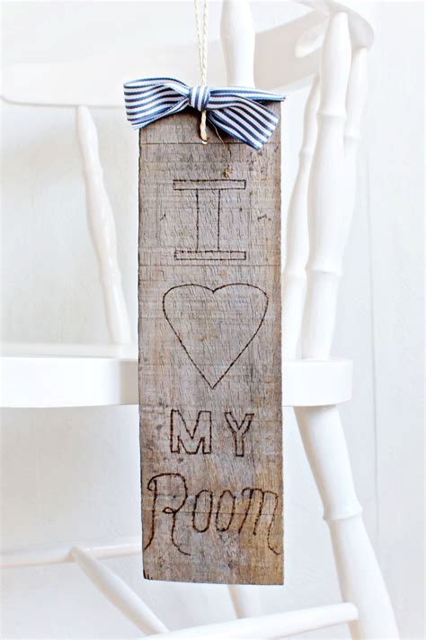 Ideas and inspiration to learn to diy your own door hangers! DIY | Wooden Door Hanger