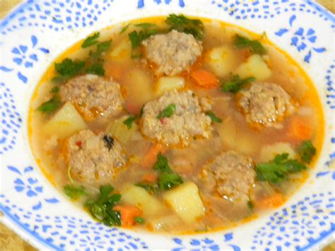 Ciorba taraneasca cu carne de pui. Reteta culinara Ciorba de perisoare cu cartofi | Bucataras