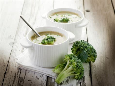 Velouté de brocolis au curcuma et lait de coco Cheesy Broccoli Soup