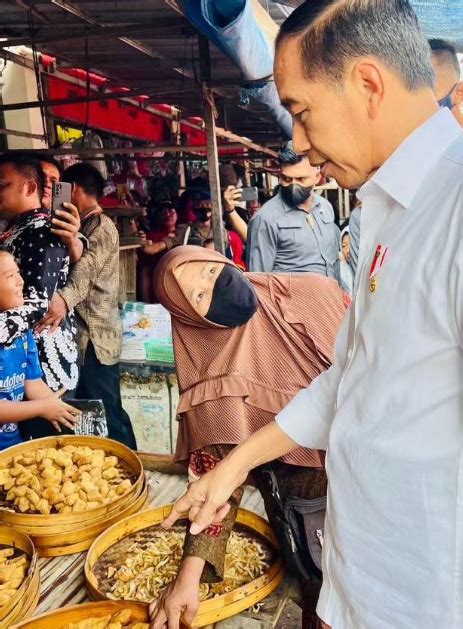 Selain Tinjau Jalan Rusak Ini 3 Momen Jokowi Bagi Sembako Di Pasar