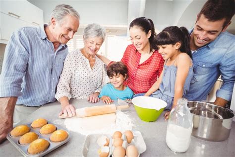 Familia Feliz Que Hace El Pan En Cocina Foto De Archivo Imagen De