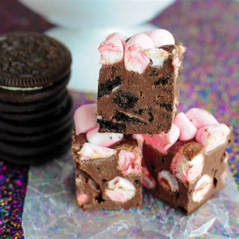 These fudge cookies sandwich a rich mint flavored creme filling between the bold taste of two chocolate wafers. Mint Oreo Marshmallow Fudge - Back for Seconds