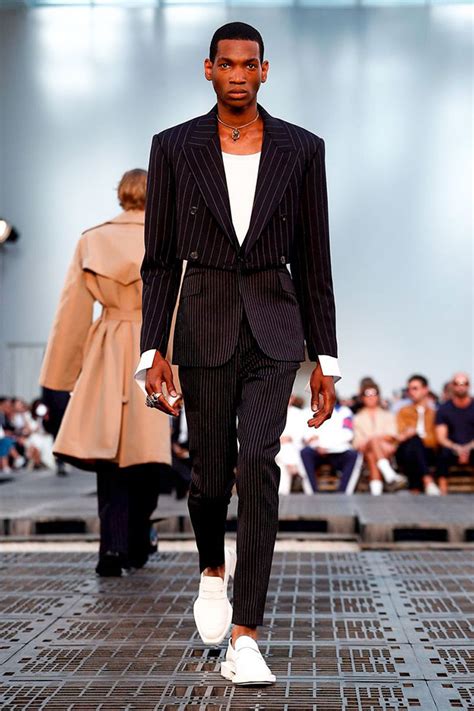 Alexander Mcqueens Tailored Suits And Dramatic Looks At Paris Mens