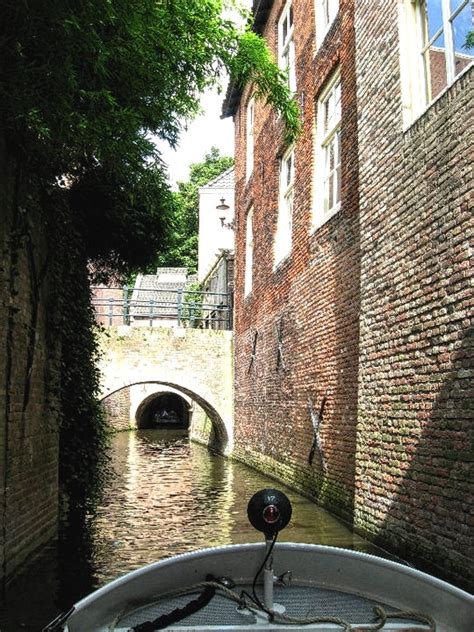 Het snel verwerken van de inkomende voorraad zodat de klanten ons hele aanbod konden bewonderen. Den Bosch ('s-Hertogenbosch): your ultimate travel guide ...