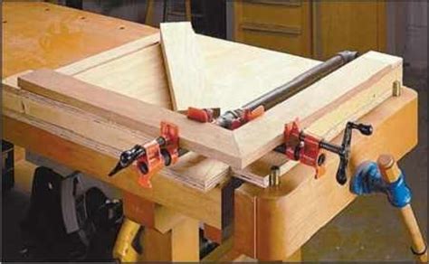 When to use a wood corner clamp. World Of Wood: Corner Clamp
