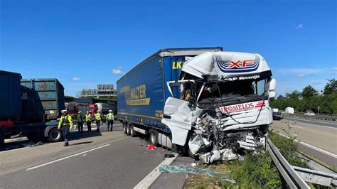 A2 Bei Dortmund Schwerer Unfall An Stauende Mehrere Lkw Beteiligt