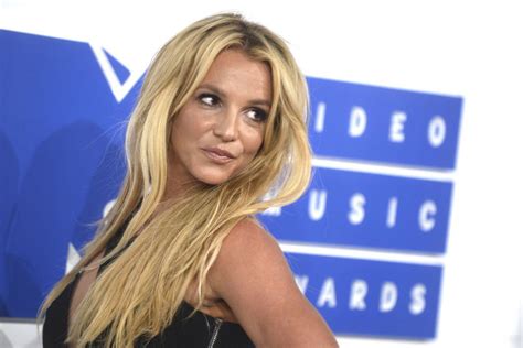Britney Spears Explique Pourquoi Elle S Affiche Seins Nus Et Divise Les Fans Parismatch Be