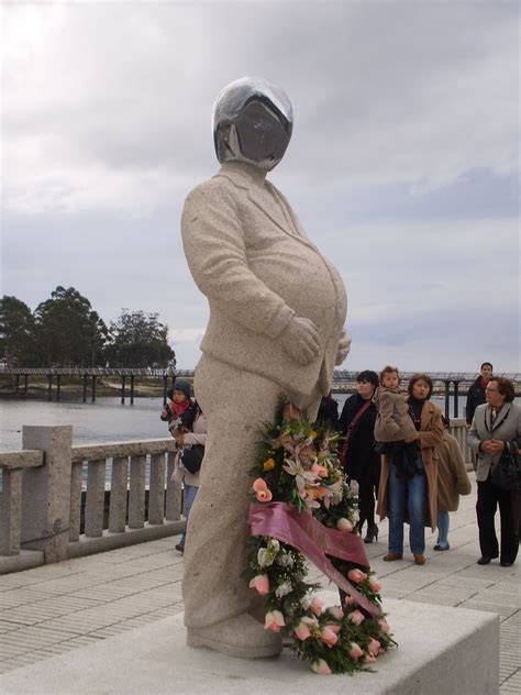 Momo Original Statue