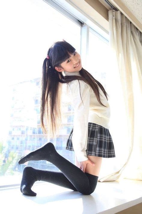 S級美少女の10代少女が綺麗なサーモンピンク色の乳首がエロい画像 女子高生の専科