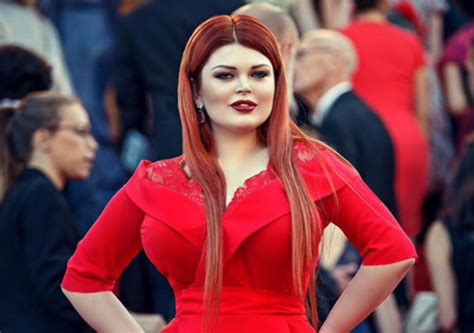 La Modelo Curvy Rusa Yulia Ribakova Pierde La Falda En Pleno Festival De Cannes Chic