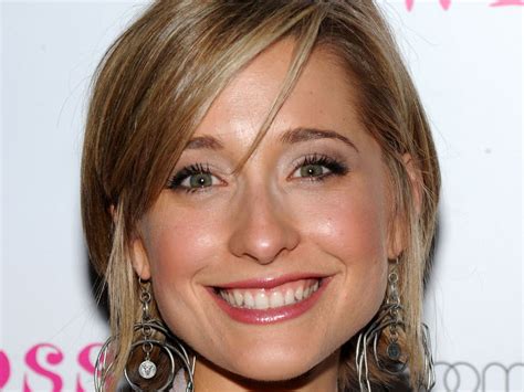 Smallville Actor Allison Mack Charged With Trafficking Over