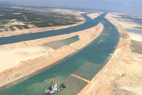 Le trafic maritime s'est arrêté sur l'une des routes commerciales les plus fréquentées au monde. Suez Canal Offers Rebate for Car Carriers Amid Traffic ...