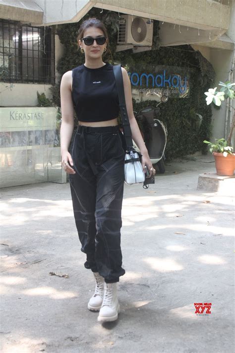 Actress Kriti Sanon Snapped Post Salon Session At Kromakay Juhu Gallery Social News Xyz