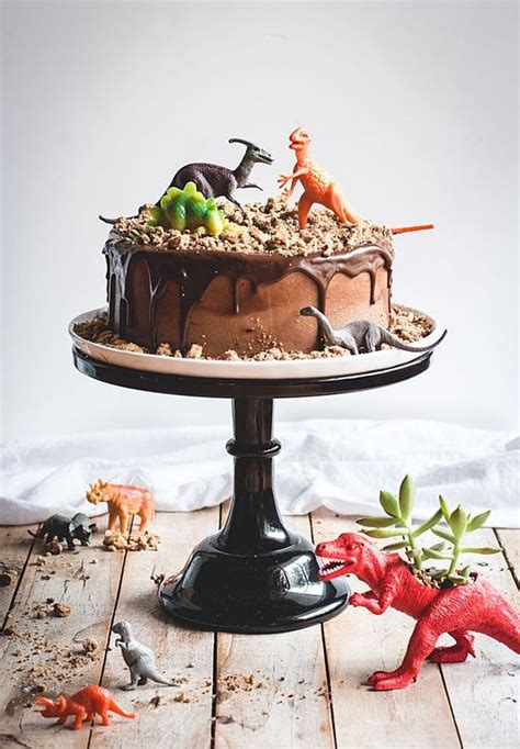 If you are looking for a fun dinosaur themed cake for a birthday party, this cake will make the perfect birthday treat. Bolo de Aniversário - 5 modelos para arrasar - Baú de Menino
