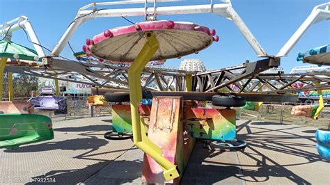 Um Brinquedo Muito Comum Em Parques
