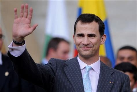 Pessoas deixam flores em memória do príncipe filipe à entrada do palácio de buckingham. El príncipe Felipe de Borbón accederá a la Corona de ...