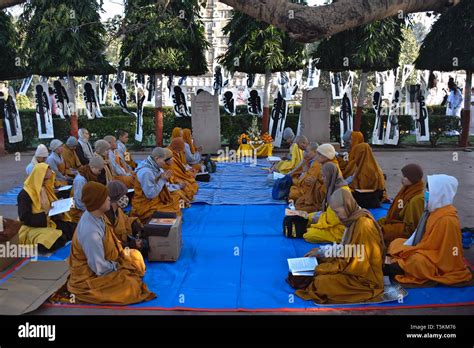 Buddhist Nuns Praying At The Mahabodhi Temple India Stock Photo Alamy