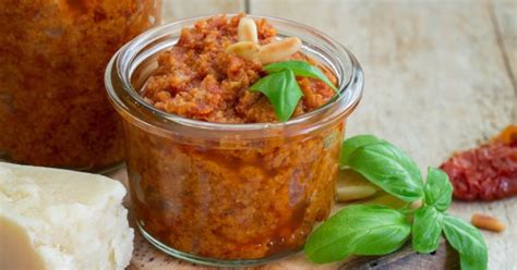 Die pinienkerne in einer pfanne ohne fett ca. Recette du pesto rosso maison - Marie Claire