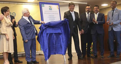 Mais de cem países exigem o certificado internacional de vacinação do viajante, para comprovação em especial da imunização contra a febre amarela. Emissão de certificado internacional de vacinação passa a ...