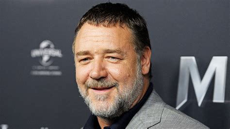 Russell crowe defends one of his films from rude criticism on twitter. See the pic that has Russell Crowe mocking his own haircut ...