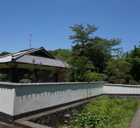 The current master, sadatoshi gassan creates gassan's distinctive ayasugi pattern on the steel, giving the blades a fine texture, like woodgrain. Gassan Sword Workshop & Museum - Official Nara Travel Guide