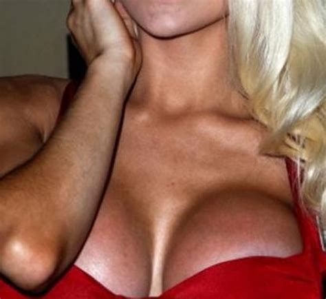 Η σεξοβόμβα Courtney Stodden επιδεικνύει το καινούριο της στήθος pics