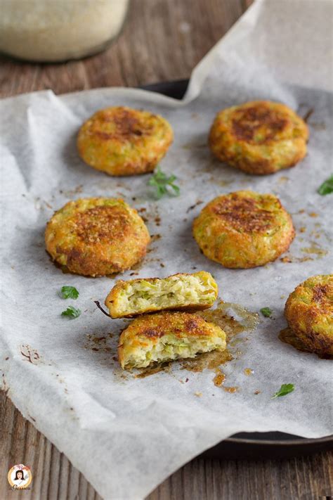 Prelevare una cucchiaiata di pastella e sistemarla su una piastra foderata con carta da forno. POLPETTE DI ZUCCHINE AL FORNO - Secondo piatto light senza ...