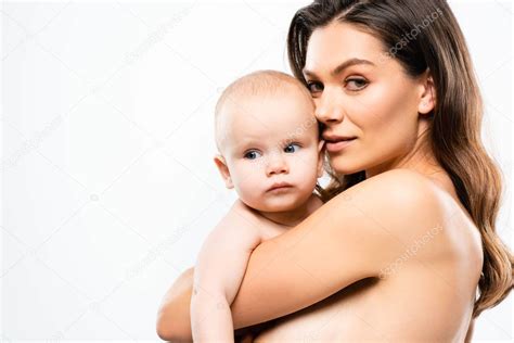 retrato de atractiva madre desnuda abrazando al bebé aislado en blanco